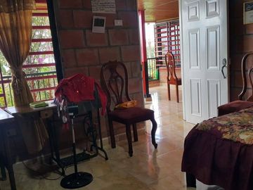 VENTA DE AMPLIA CASA CON ESPECTACULAR VISTA EN CAJAMARCA VALLE