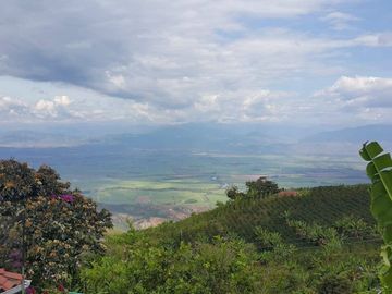 VENTA DE AMPLIA CASA CON ESPECTACULAR VISTA EN CAJAMARCA VALLE