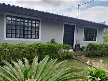 VENTA DE AMPLIA CASA CON ESPECTACULAR VISTA EN CAJAMARCA VALLE