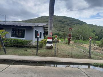 VENTA DE AMPLIA CASA CON ESPECTACULAR VISTA EN CAJAMARCA VALLE