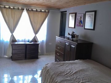 VENTA DE AMPLIA CASA CON ESPECTACULAR VISTA EN CAJAMARCA VALLE