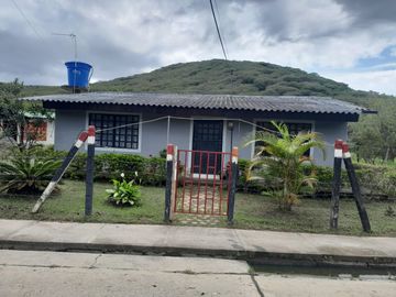 VENTA DE AMPLIA CASA CON ESPECTACULAR VISTA EN CAJAMARCA VALLE