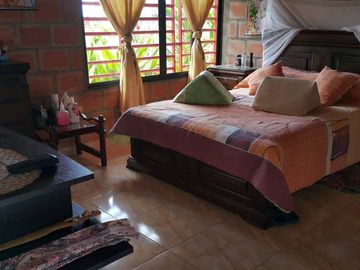 VENTA DE AMPLIA CASA CON ESPECTACULAR VISTA EN CAJAMARCA VALLE