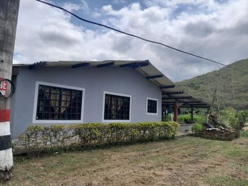VENTA DE AMPLIA CASA CON ESPECTACULAR VISTA EN CAJAMARCA VALLE