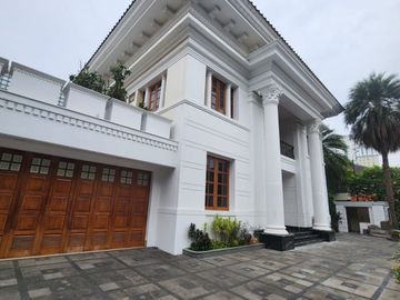 Rumah Hoek Classic Eropa Semi Furnished Di Pondok Indah Jakarta Selatan