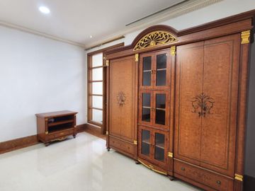 Rumah Hoek Classic Eropa Semi Furnished Di Pondok Indah Jakarta Selatan