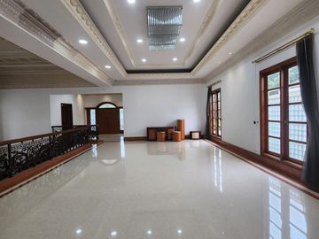 Rumah Hoek Classic Eropa Semi Furnished Di Pondok Indah Jakarta Selatan