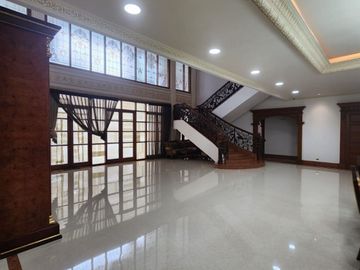 Rumah Hoek Classic Eropa Semi Furnished Di Pondok Indah Jakarta Selatan