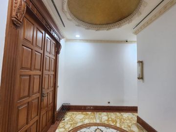 Rumah Hoek Classic Eropa Semi Furnished Di Pondok Indah Jakarta Selatan