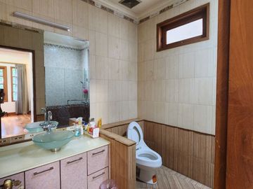 Rumah Hoek Classic Eropa Semi Furnished Di Pondok Indah Jakarta Selatan