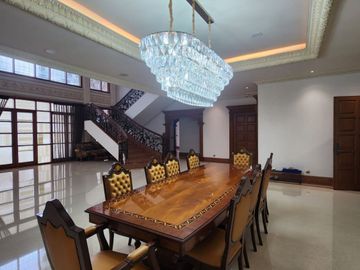Rumah Hoek Classic Eropa Semi Furnished Di Pondok Indah Jakarta Selatan