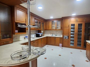 Rumah Hoek Classic Eropa Semi Furnished Di Pondok Indah Jakarta Selatan