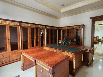 Rumah Hoek Classic Eropa Semi Furnished Di Pondok Indah Jakarta Selatan