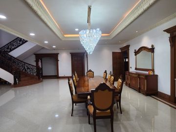 Rumah Hoek Classic Eropa Semi Furnished Di Pondok Indah Jakarta Selatan