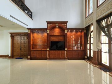 Rumah Hoek Classic Eropa Semi Furnished Di Pondok Indah Jakarta Selatan