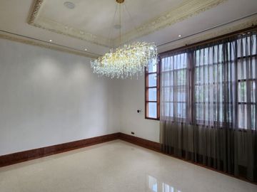 Rumah Hoek Classic Eropa Semi Furnished Di Pondok Indah Jakarta Selatan
