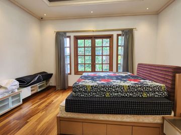 Rumah Hoek Classic Eropa Semi Furnished Di Pondok Indah Jakarta Selatan