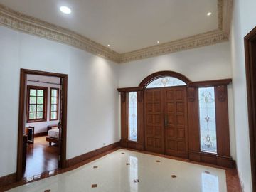 Rumah Hoek Classic Eropa Semi Furnished Di Pondok Indah Jakarta Selatan