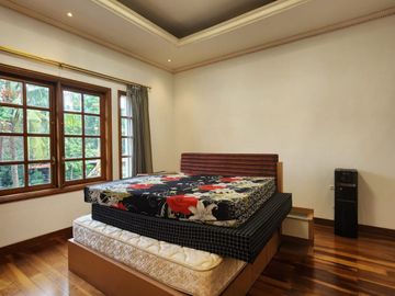 Rumah Hoek Classic Eropa Semi Furnished Di Pondok Indah Jakarta Selatan