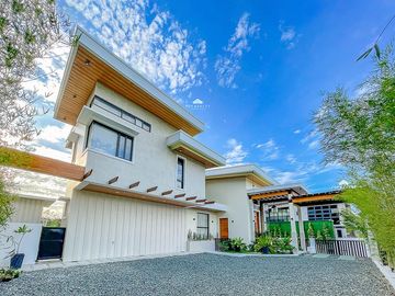 For sale: House in Tagaytay, Cavite with Swimming pool, 6 Bedroom 6BR Airbnb Ready!