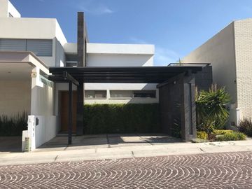 Casa con jardín, terraza, cuarto de servicio, venta, juriquilla, Queretaro
