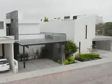 Casa con jardín, terraza, cuarto de servicio, venta, juriquilla, Queretaro