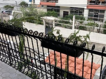 Venta de Amplia casa en Santa Cecilia de 2 plantas, ubicado en área segura con guardias - Excelente estado