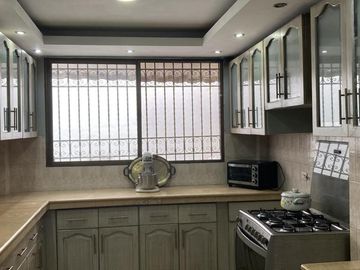 Venta de Amplia casa en Santa Cecilia de 2 plantas, ubicado en área segura con guardias - Excelente estado