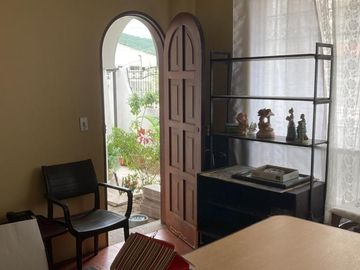 Venta de Amplia casa en Santa Cecilia de 2 plantas, ubicado en área segura con guardias - Excelente estado