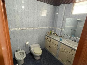Venta de Amplia casa en Santa Cecilia de 2 plantas, ubicado en área segura con guardias - Excelente estado