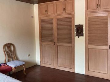 Venta de Amplia casa en Santa Cecilia de 2 plantas, ubicado en área segura con guardias - Excelente estado