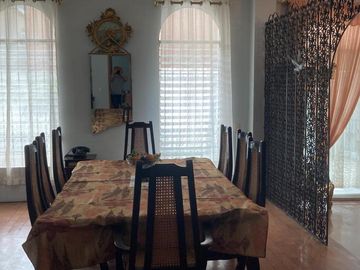 Venta de Amplia casa en Santa Cecilia de 2 plantas, ubicado en área segura con guardias - Excelente estado