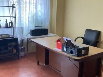 Venta de Amplia casa en Santa Cecilia de 2 plantas, ubicado en área segura con guardias - Excelente estado