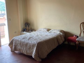 Venta de Amplia casa en Santa Cecilia de 2 plantas, ubicado en área segura con guardias - Excelente estado