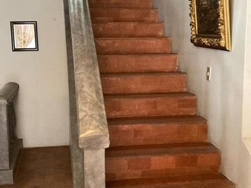 Venta de Amplia casa en Santa Cecilia de 2 plantas, ubicado en área segura con guardias - Excelente estado