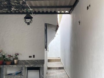 Venta de Amplia casa en Santa Cecilia de 2 plantas, ubicado en área segura con guardias - Excelente estado