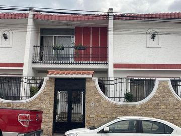 Venta de Amplia casa en Santa Cecilia de 2 plantas, ubicado en área segura con guardias - Excelente estado