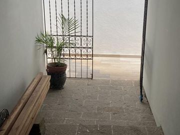 Venta de Amplia casa en Santa Cecilia de 2 plantas, ubicado en área segura con guardias - Excelente estado