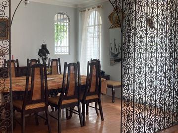 Venta de Amplia casa en Santa Cecilia de 2 plantas, ubicado en área segura con guardias - Excelente estado