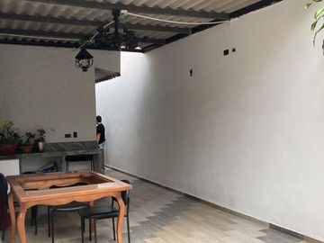 Venta de Amplia casa en Santa Cecilia de 2 plantas, ubicado en área segura con guardias - Excelente estado