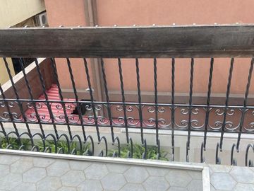Venta de Amplia casa en Santa Cecilia de 2 plantas, ubicado en área segura con guardias - Excelente estado