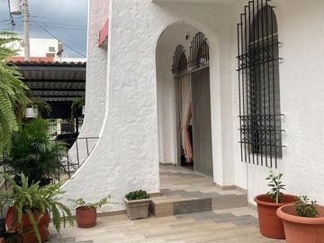 Venta de Amplia casa en Santa Cecilia de 2 plantas, ubicado en área segura con guardias - Excelente estado