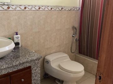 Venta de Amplia casa en Santa Cecilia de 2 plantas, ubicado en área segura con guardias - Excelente estado