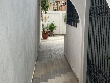 Venta de Amplia casa en Santa Cecilia de 2 plantas, ubicado en área segura con guardias - Excelente estado