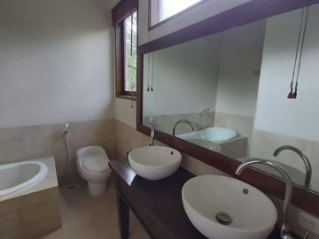 DISEWAKAN RUMAH (Siap Huni) DI  JL.KEMANG SELATAN JAKARTA SELATAN