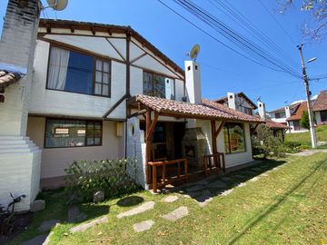 CASA DE VENTA EN CONJUNTO SECTOR SANGOLQUÍ