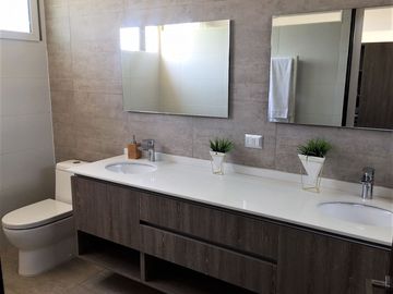 VENDE ULTIMA CASA DISPONIBLE, CONDOMINIO AL ENCUENTRO, PEÑALOLEN, 4 DORMITORIOS, 4 BAÑOS, AMPLIA SALA ESTAR, PATIO, 2 ESTACIONAMIENTOS