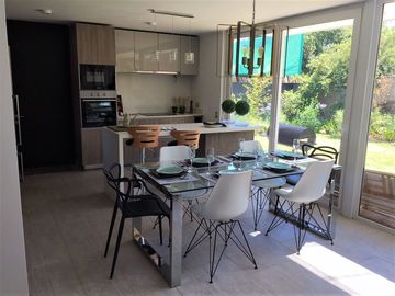VENDE ULTIMA CASA DISPONIBLE, CONDOMINIO AL ENCUENTRO, PEÑALOLEN, 4 DORMITORIOS, 4 BAÑOS, AMPLIA SALA ESTAR, PATIO, 2 ESTACIONAMIENTOS