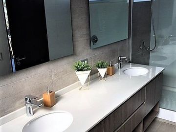 VENDE ULTIMA CASA DISPONIBLE, CONDOMINIO AL ENCUENTRO, PEÑALOLEN, 4 DORMITORIOS, 4 BAÑOS, AMPLIA SALA ESTAR, PATIO, 2 ESTACIONAMIENTOS