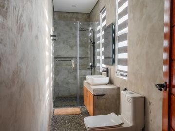 Villa for sale in Alfonsos, Cavite
